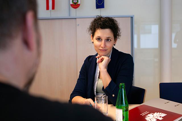 Eine junge Frau am Schreibtisch